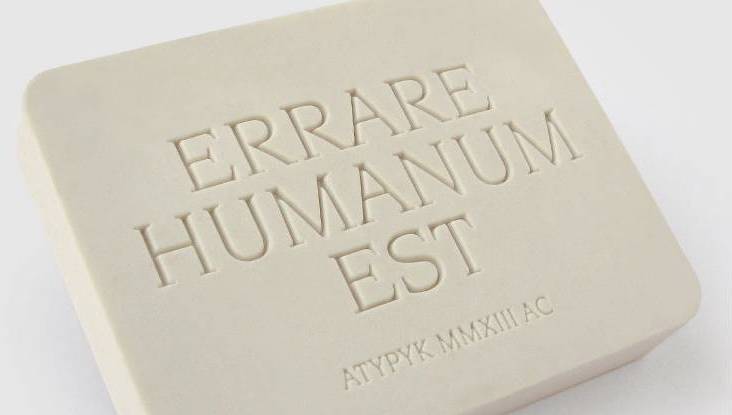 Photo of eraser gum with inscription 'errare humanum est'